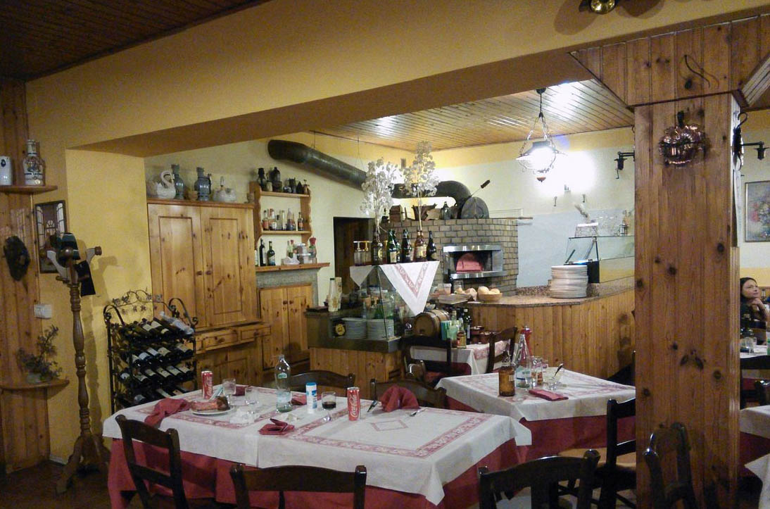 Tutto iniziò nel lontano 1951 quando i nonni acquistarono una vecchia centrale idroelettrica che venne poi ristrutturata divenendo da prima un circolo del dopo guerra e poi una locanda ristorante castione andavenno, ristorante sondrio, ristorante di carne, ristorante morbegno, ristorante aprica Tutto iniziò nel lontano 1951 quando i nonni acquistarono una vecchia centrale idroelettrica che venne poi ristrutturata divenendo da prima un circolo del dopo guerra e poi una locanda ristorante castione andavenno, ristorante sondrio, ristorante di carne, ristorante morbegno, ristorante aprica