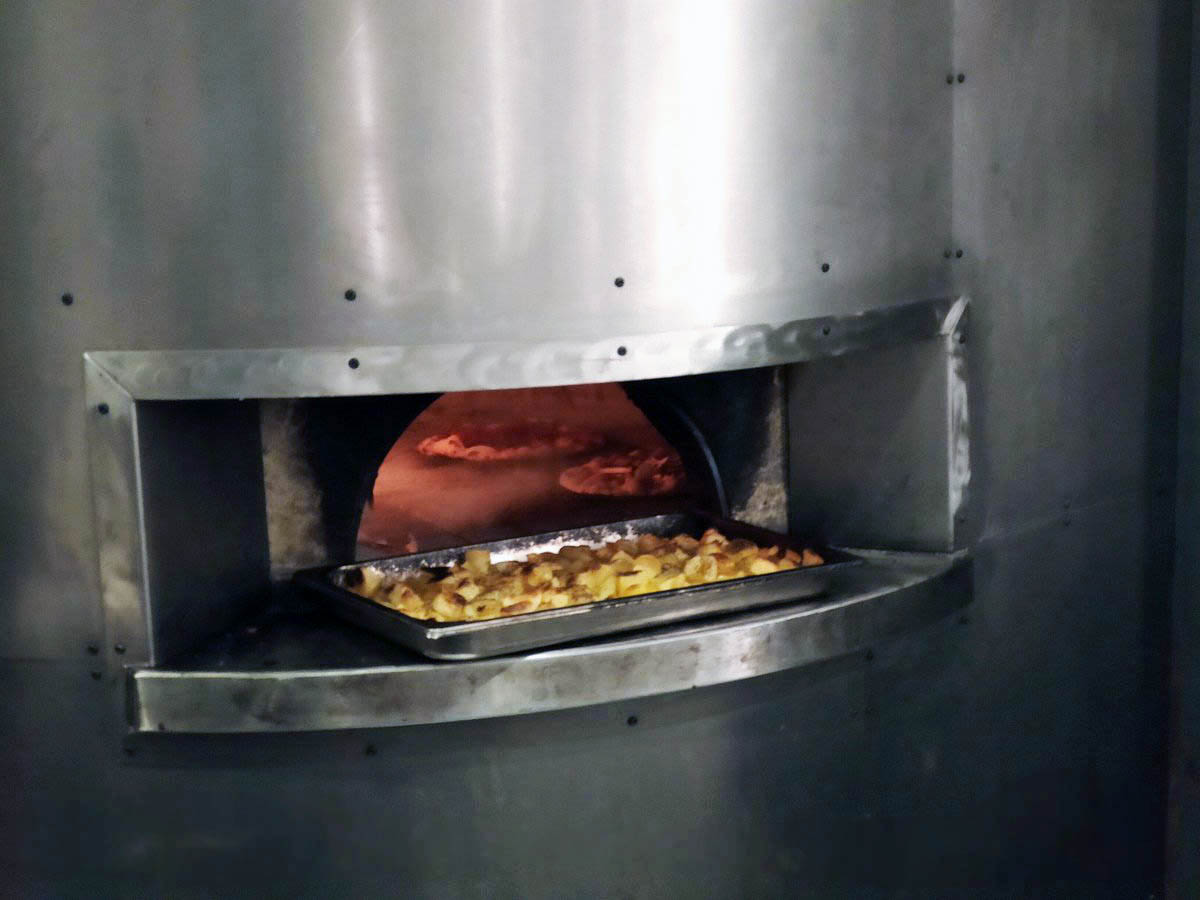 Tutto iniziò nel lontano 1951 quando i nonni acquistarono una vecchia centrale idroelettrica che venne poi ristrutturata divenendo da prima un circolo del dopo guerra e poi una locanda ristorante castione andavenno, ristorante sondrio, ristorante di carne, ristorante morbegno, ristorante aprica Tutto iniziò nel lontano 1951 quando i nonni acquistarono una vecchia centrale idroelettrica che venne poi ristrutturata divenendo da prima un circolo del dopo guerra e poi una locanda ristorante castione andavenno, ristorante sondrio, ristorante di carne, ristorante morbegno, ristorante aprica