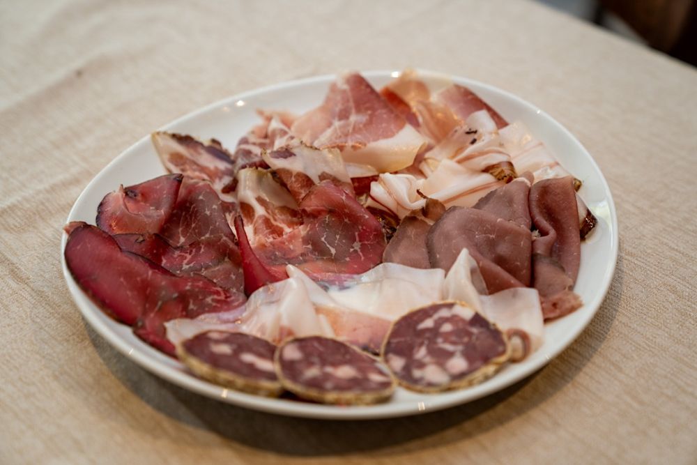 Esplora il nostro menù di cucina valtellinese autentica: piatti tradizionali come pizzoccheri, sciatt e bresaola, preparati con ingredienti freschi e di qualità. Vivi i sapori unici della Valtellina nel nostro ristorante. Carne Salada Piemontese, Vitello Tonnato, Erborinati, Pizzoccheri, Tzigeuner Esplora il nostro menù di cucina valtellinese autentica: piatti tradizionali come pizzoccheri, sciatt e bresaola, preparati con ingredienti freschi e di qualità. Vivi i sapori unici della Valtellina nel nostro ristorante. Carne Salada Piemontese, Vitello Tonnato, Erborinati, Pizzoccheri, Tzigeuner