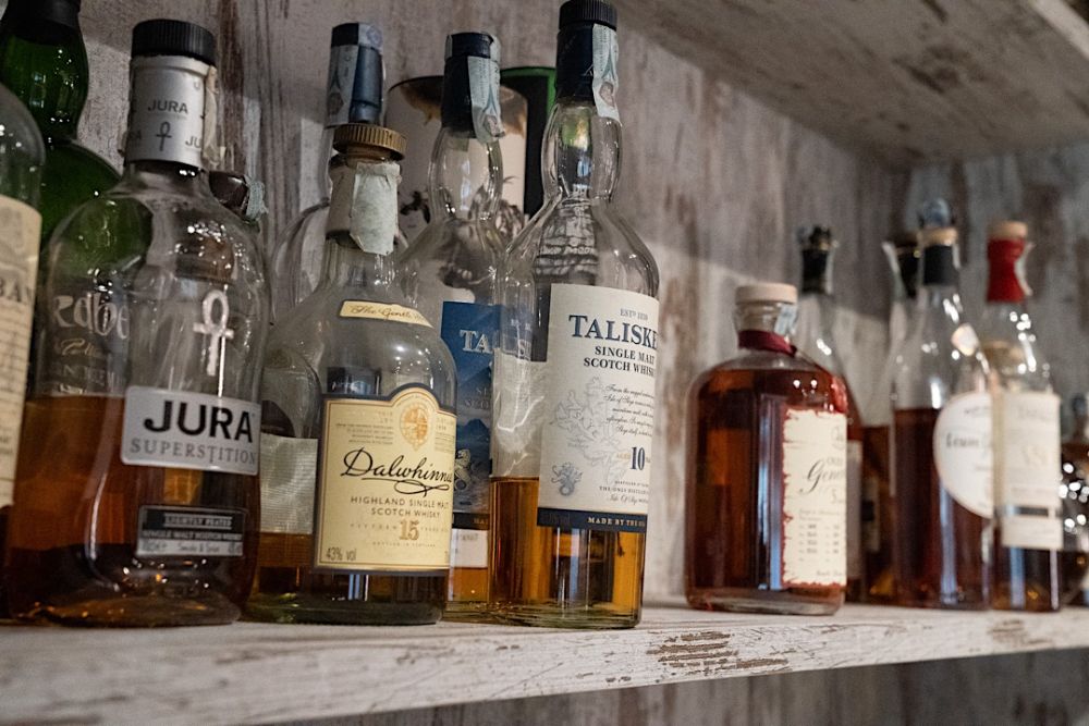  Esplora la nostra raffinata collezione di rum, whisky, amari e liquori selezionati da tutto il mondo. Gusti intensi e aromi unici per intenditori e appassionati. Degusta le etichette pi&ugrave; pregiate. whiskye, rum, amari, grappe, distillati