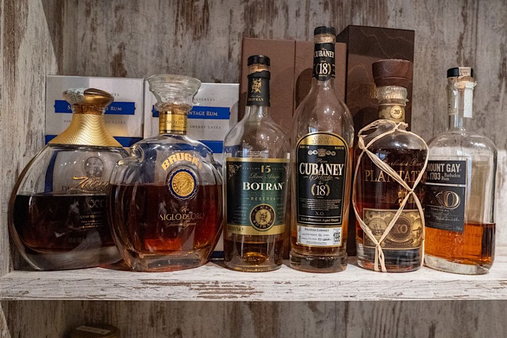  Esplora la nostra raffinata collezione di rum, whisky, amari e liquori selezionati da tutto il mondo. Gusti intensi e aromi unici per intenditori e appassionati. Degusta le etichette pi&ugrave; pregiate. whiskye, rum, amari, grappe, distillati