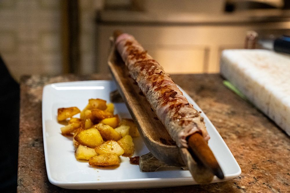 Esplora il nostro menù di cucina valtellinese autentica: piatti tradizionali come pizzoccheri, sciatt e bresaola, preparati con ingredienti freschi e di qualità. Vivi i sapori unici della Valtellina nel nostro ristorante. Carne Salada Piemontese, Vitello Tonnato, Erborinati, Pizzoccheri, Tzigeuner Esplora il nostro menù di cucina valtellinese autentica: piatti tradizionali come pizzoccheri, sciatt e bresaola, preparati con ingredienti freschi e di qualità. Vivi i sapori unici della Valtellina nel nostro ristorante. Carne Salada Piemontese, Vitello Tonnato, Erborinati, Pizzoccheri, Tzigeuner